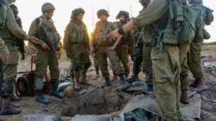 عناصر مشاة من الجيش الإسرائيلي يقفون حول نفق في غزة في 24 يوليو، 2014. (Courtesy IDF Flickr)
