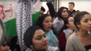 متظاهرون داعمون لفلسطين يخربوا حدث من اجل اسرائيل في جامعة لندن، 28 اكتوبر 2016 (screen capture: YouTube)