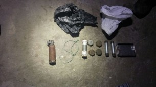 اسلحة وقنابل انبوبية صادرها الجيش خلال مداهمات ليلية في الضفة الغربية، 6 اكتوبر 2016 (IDF Spokesperson)