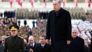 الرئيس التركي رجب طيب أردوغان، في وسط الصورة، في زيارة ل’أنيت كابير’، ضريح مؤسس الجمهورية التركية مصطفى كمال أتاتورك، خلال إحياء الذكرى ال78 لوفاته في أنقرة، 10 نوفمبر، 2016. (AFP / ADEM ALTAN)