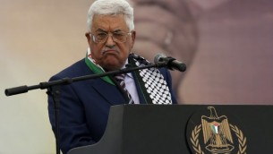 رئيس السلطة الفلسطينية محمود عباس خلال كلمة ألقاها أمام تجمع حاشد لإحياء الذكرى ال12 لوفاة الزعيم الفلسطيني ياسر عرفات في مدينة رام الله في الضفة الغربية، 10 نوفمبر، 2016.  (AFP/ ABBAS MOMANI)