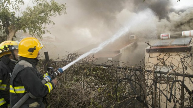 رجل اطفاء اسرائيلي يحاول اخماد نيران في بلدة حيفا الشمالية، 24 نوفمبر 2016 (Jack Guez/AFP)