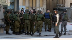 صورة توضيحية: القوات الإسرائيلية في موقع هجوم طعن بالقرب من حاجز حوارة القريب من ميدنة نابلس في الضفة الغربية، 27 ديسمبر، 2015. (AFP/Jaafar Ashtiyeh)