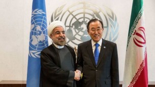 الرئيس الإيراني حسن روحاني، من اليسار، خلال لقاء مع الأمين العام للأمم المتحدة بان كي مون، على هامش الجمعية العامة للأمم المتحدة،26 سبتمبر، 2013. (Andrew Burton/Getty Images/JTA)