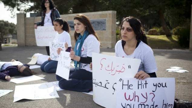 نساء عربيات ويهوديات يتظاهرن بصمت ضد العنف الاسري في الجامعة العبرية في القدس في 8 مارس، يوم المرأة العالمي (Yonatan Sindel/Flash90) نساء عربيات ويهوديات يتظاهرن بصمت ضد العنف الاسري في الجامعة العبرية في القدس في 8 مارس، يوم المرأة العالمي (Yonatan Sindel/Flash90)