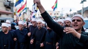 من الأرشيف: دروز من مواطني إسرائيل من قرية يركا يشاركون في تظاهرة تضامنا مع إخوانهم في سوريا المهددين من المعارك الجارية في الحرب الأهلية التي تمزق هذا البلد، 14 يوليو، 2015. (Basel Awidat/Flash90)