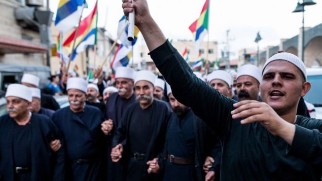 من الأرشيف: دروز من مواطني إسرائيل من قرية يركا يشاركون في تظاهرة تضامنا مع إخوانهم في سوريا المهددين من المعارك الجارية في الحرب الأهلية التي تمزق هذا البلد، 14 يوليو، 2015. (Basel Awidat/Flash90) من الأرشيف: دروز من مواطني إسرائيل من قرية يركا يشاركون في تظاهرة تضامنا مع إخوانهم في سوريا المهددين من المعارك الجارية في الحرب الأهلية التي تمزق هذا البلد، 14 يوليو، 2015. (Basel Awidat/Flash90)
