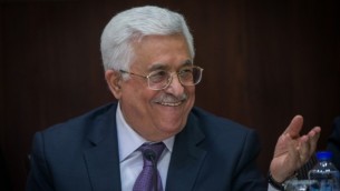 رئيس السلطة الفلسطينية محمود عباس خلال لقاء مع صحافيين إسرائيليين في المقاطعة، مقر السلطة الفلسطينية في مدينة رام الله بالضفة الغربية، 21 يناير، 2016.  (Yonatan Sindel / Flash90