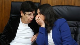 وزيرة العدل ايليت شاكيد مع رئيسة المحكمة العليا ميريان ناؤور في مدينة بيت شيمش، 29 مارس 2016 (Yaakov Lederman/Flash90)