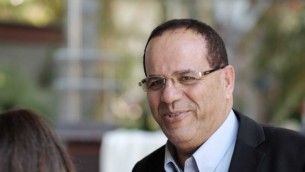 عضو الكنيست أيوب قرا (الليكود) يصل إلى اجتماع لسكرتارية الليكود في ’قرية المكابياه’، بالقرب من تل أبيب، 16 أغسطس، 2016.  (Tomer Neuberg/Flash90)