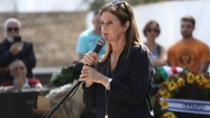 داليا رابين، ابنة رئيس الوزراء الراحل يتسحاق رابين، خلال حفل تأبيني لإحياء الذكرى ال21 لإغتياله، في مقبرة جبل هرتسل في القدس، 4 نوفمبر، 2016. (. (Yonatan Sindel/Flash90))