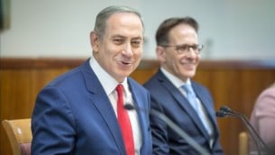 رئيس الوزراء بينيامين نتنياهو يترأس الجلسة الأسبوعية للحكومة في مكتبه في القدس، 20 نوفمبر، 2016. (Emil Salman/POOL)