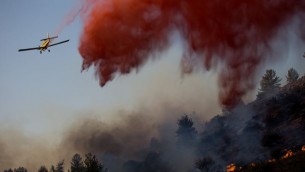 طائرات اطفاء اسرائيلية تحاول اخماد حريق اندلع بجوار بلدة نطف في منطقة القدس، 23 نوفمبر 2016 (Yonatan Sindel/Flash90)