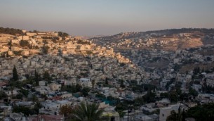صورة للقدس الشرقية عند غروب الشمس، 8 أغسطس، 2016. (Zack Wajsgras/Flash90)