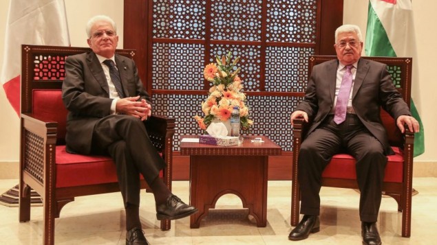 الرئيس الفلسطيني محمود عباس مع نظيره الإيطالي سيرجيو ماتاريلا خلال مؤتمر صحفي مشترك في رام الله، 1 نوفمبر 2016 (Flash90)