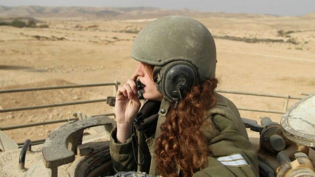 جندية إسرائيلي توجه دبابة في خلال تدريب في 1 يناير، 2013. (Cpl. Zev Marmorstein/IDF Spokesperson's Unit) جندية إسرائيلي توجه دبابة في خلال تدريب في 1 يناير، 2013. (Cpl. Zev Marmorstein/IDF Spokesperson's Unit)