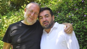 يوسي كلاين هليفي، من اليسار، وعبد الله عنتبلي، مديرا مبادرة القيادة المسلمة. (Netanel Tobias/Shalom Hartman Institute)