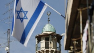 علم اسرائيل امام مأذنة مسجد في الحي الإسلامي في القدس القديمة، 14 نوفمبر 2016 (AFP PHOTO / THOMAS COEX)