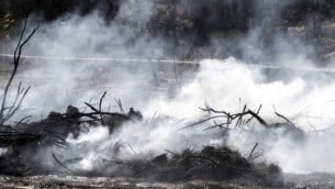 صورة تم التقاطها في 27 نوفمبر، 2016 تظهر الدخان المتصاعد بالقرب من مدينة الخضيرة شمال إسرائيل في أعقاب حريق. (AFP PHOTO / JACK GUEZ)