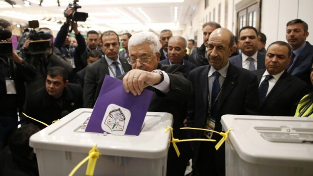 الرئيس الفلسطيني محمود عباس يدلي بصوته في مقر السلطة الفلسطينية في رام الله، 3 ديسمبر 2016 (AHMAD GHARABLI / AFP)