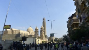 قوات الأمن المصرية تحتشد في موقع إنفجار وقع في الكاتدرائية المرقسية للأقباط الأرثوذكس حي حي العباسية في العاصمة المصرية القاهرة، 11 ديسمبر، 2016. (AFP/KHALED DESOUKI)