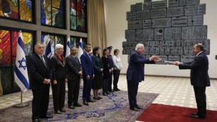 السفير التركي لإسرائيل مكين اوكيم يسلم اوراق اعتماده الى الرئيس الإسرائيلي رؤوفن ريفلين في القدس، 12 ديسمبر 2016 (AFP/ POOL / RONEN ZVULUN)