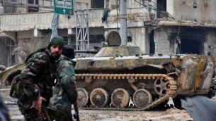 قوات النظام السوري في مدينة حلب الشمالية المحاصرة، 14 ديسمبر 2016 (GEORGE OURFALIAN / AFP)