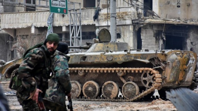 قوات النظام السوري في مدينة حلب الشمالية المحاصرة، 14 ديسمبر 2016 (GEORGE OURFALIAN / AFP)