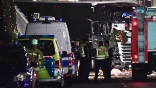 الشرطة تعاين  شاحنة اقتحمت سوقا ميلادية في برلين، ما اسفر عن مقتل تسعة أشخاص على الأقل وجرح عشرات آخرين، 19 ديسمبر 2016. (AFP PHOTO / John MACDOUGALL)