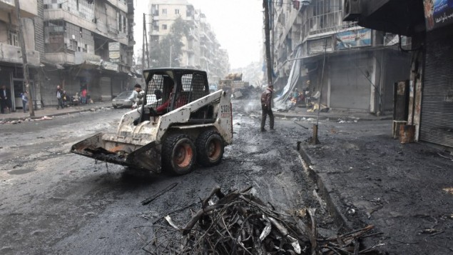 جرافة تزيل الحطام مع ابتداء الحكومة التنظيفات في مدينة حلب الشمالية، 27 ديسمبر 2016 (AFP/George Ourfalian)