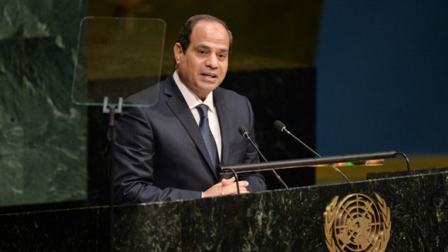 الرئيس المصري عبد الفتاح السيسي خلال كلمة له أمام الجمعية العامة للأمم المتحدة في نيويورك، 25 سبتمبر، 2015.(AFP PHOTO/DOMINICK REUTER)