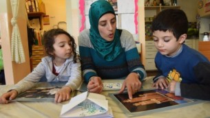 تلاميذ في مدرسة ’يدا بيد’ الإسرائيلية، حيث المنهاج التعليمي باللغتين العبرية والعربية. (Courtesy: Debbie Hill)