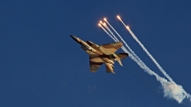 طائرة مقاتلة من طراز F-15I تؤدي عرضا بهلوانيا خلال احتفال في قاعد ’حتسريم’ الجوية القريبة من مدينة بئر السبع، 23 يونيو، 2013. (Ofer Zidon/Flash90) طائرة مقاتلة من طراز F-15I تؤدي عرضا بهلوانيا خلال احتفال في قاعد ’حتسريم’ الجوية القريبة من مدينة بئر السبع، 23 يونيو، 2013. (Ofer Zidon/Flash90)