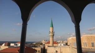 صورة لمسجد في البلدة القديمة في مدينة عكا، شمال إسرائيل، 24 أكتوبر، 2016.(Nati Shohat/Flash90)