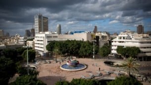 غيوم العاصفة تتجمع فوق ميدان ديزنغوف وسط تل أبيب، 15 ديسمبر، 2016. (Miriam Alster/Flash90)