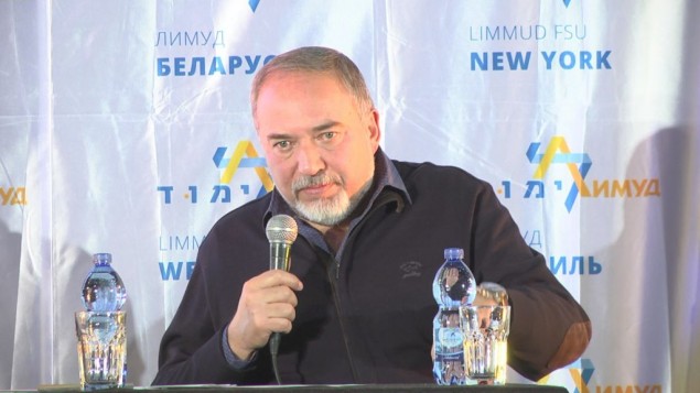 وزير الدفاع أفيغدور ليبرمان خلال حديث له في مؤتمر Limmud FSU في إيلات، 15 ديسمبر، 2016. (Courtesy) وزير الدفاع أفيغدور ليبرمان خلال حديث له في مؤتمر Limmud FSU في إيلات، 15 ديسمبر، 2016. (Courtesy)