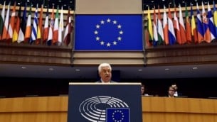 رئيس السلطة الفلسطينية محمود عباس يلقي كلمة أمام برلمان الإتحاد الأوروبي في بروكسل في 23 يونيو، 2016. (AFP PHOTO / JOHN THYS)