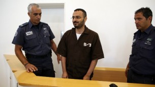 وحيد البرش، مهدس يعمل في ’برنامج الأمم المتحدة الإنمائي’، متهم باستغلال منصبه لمساعدة حركة حماس، خلال جلسة محكمته في مدينة بئر السبع، جنوب اسرائيل، 28 اغسطس 2016 (AHMAD GHARABLI / AFP)