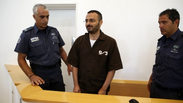 وحيد البرش، مهدس يعمل في ’برنامج الأمم المتحدة الإنمائي’، متهم باستغلال منصبه لمساعدة حركة حماس، خلال جلسة محكمته في مدينة بئر السبع، جنوب اسرائيل، 28 اغسطس 2016 (AHMAD GHARABLI / AFP)
