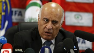 رئيس اتحاد كرة القدم الفلسطيني وأمين سر حركة فتح جبريل رجوب خلال مؤتمر صحفي في رام الله، 12 اكتوبر 2016 (Abbas Momani/AFP)