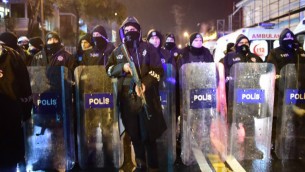 شرطة مكافحة الشغب التركية في ساحة هجوم مسلح بنادي ليلي في اسطنبول، 1 يناير 2017 (Yasin Akgul/AFP)