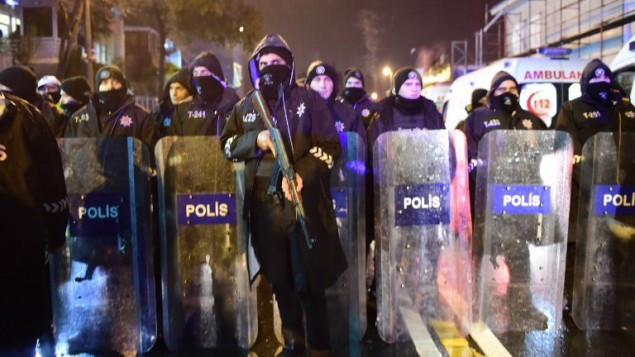 شرطة مكافحة الشغب التركية في ساحة هجوم مسلح بنادي ليلي في اسطنبول، 1 يناير 2017 (Yasin Akgul/AFP)