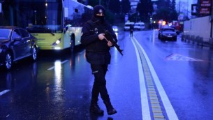 القوات الخاصة التركية في موقع هجوم ليلة راس السنة الجديدة 1 يناير 2017 في اسطنبول، تركيا AFP PHOTO / YASIN AKGUL