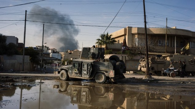 عناصر القوات الخاصة العراقية يتقدمون في حي الزهراء في الموصل، 7 يناير 2017 (DIMITAR DILKOFF / AFP)