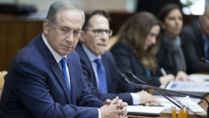 رئيس الوزراء بنيامين نتنياهو يقود الجبسة الاسبوعية للحكومة في القدس، 8 يناير 2017 (AFP/ POOL/ ABIR SULTAN)