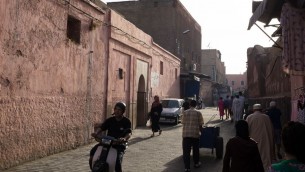 صورة توضيحية لأزقة مدينة مراكش المغربية (CC BY n m, Flickr)