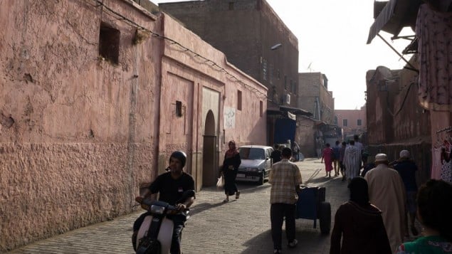 صورة توضيحية لأزقة مدينة مراكش المغربية (CC BY n m, Flickr)