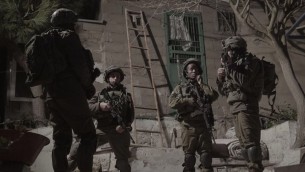 جنود اسرائيليون يحرسون بينما يتم اغلاق ورشة عمل يشتبه انها صنعت اسلحة غير قانونية في الخليل، 30 يناير 2017 (IDF Spokesperson's Unit)