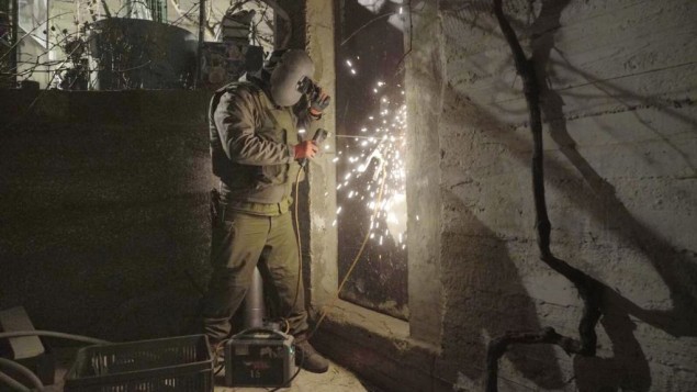 جندي اسرائيلي يغلق ورشة عمل يشتبه انها صنعت اسلحة غير قانونية في الخليل، 30 يناير 2017 (IDF Spokesperson's Unit)