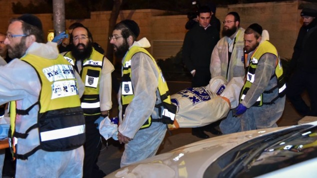 طاقم زكا يحملون جثامين افراد عائلة امرأة مشتبهة بقتل اربع بناتها في حريق بالقدس، 1 يناير 2017 (Moshe Mizrahi/ZAKA)